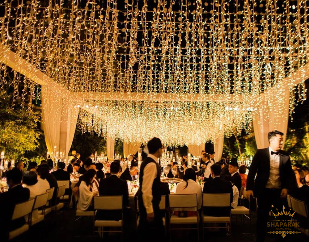 معرفی انواع سبک‌ های نورپردازی حرفه‌ای در مراسم‌ های شب تالار شاپرک رشت؛ از نورهای لیزری و مووینگ هد تا افکت‌های رومانتیک و نورپردازی سینمایی. مشاهده نمونه کارها و تجربه فضایی لوکس و متفاوت